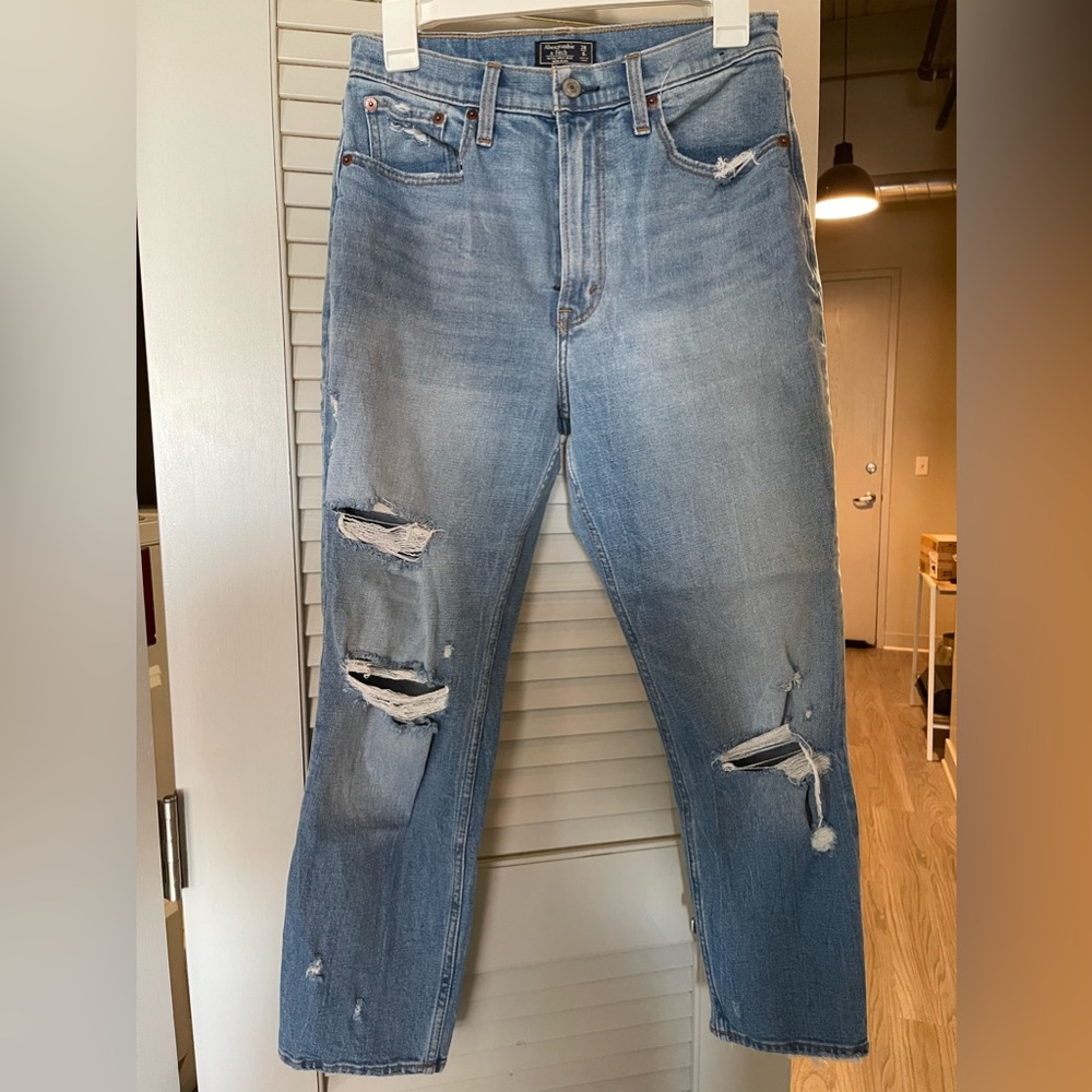 Abercrombie & Fitch ultra high rise mom jean. Size 28/6 short